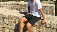 Neuer berpose dengan lanskap Kota Marseille di Prancis yang cantik (manuelneuer/Instagram)