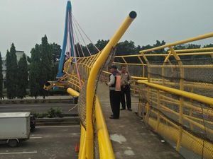Begini Kondisi JPO yang Ditabrak Truk di Tol Bambu Apus