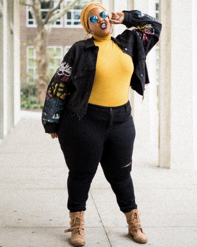 Melalui postingan Instagram-nya ia sering berbagi pandangan tentang gaya pakaian hingga make up. Ia mengaku suka berpakaian aneh sejak kecil.  Foto: Instagram Leah V