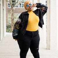 Melalui postingan Instagram-nya ia sering berbagi pandangan tentang gaya pakaian hingga make up. Ia mengaku suka berpakaian aneh sejak kecil.  Foto: Instagram Leah V