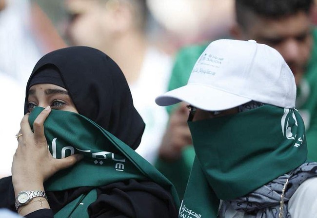 Para supporter dari Arab menutupi wajahnya dengan syal berwarna hijau. Beberapa di antara mereka memakai topi. Foto: Istimewa