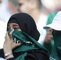 Para supporter dari Arab menutupi wajahnya dengan syal berwarna hijau. Beberapa di antara mereka memakai topi. Foto: Istimewa