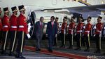 Jokowi Sambut Kedatangan Mahathir di Bandara Halim