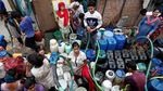 Potret Warga India Antre Air Bersih
