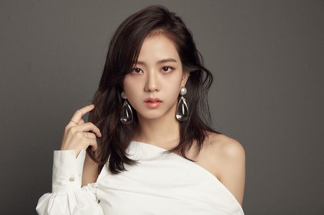Mini dress, aksen ruffle, lengan lonceng dan detail pita dengan sedikit sentuhan preppy banyak terlihat dalam penampilan Jisoo. Foto: Instagram