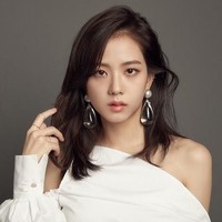 Mini dress, aksen ruffle, lengan lonceng dan detail pita dengan sedikit sentuhan preppy banyak terlihat dalam penampilan Jisoo. Foto: Instagram