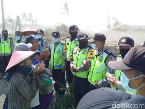 Tangis Warga Saat Pembersihan Lahan Bandara Kulon Progo
