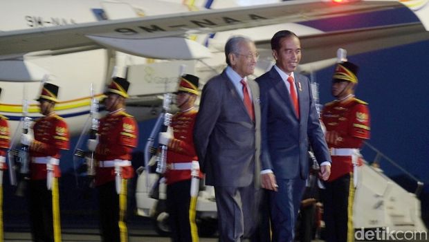Tiba di Indonesia, Mahathir Disambut Jokowi