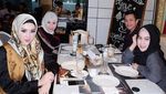 Sering Bergaya Mewah, Tiara Dewi Tak Jaim Makan Bakso Tulang Sumsum