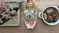 Aneka seafood segar disajikan diatas daun, dan wadah anyaman yang menambah kesan Asia Tenggara. Foto: The Huntr