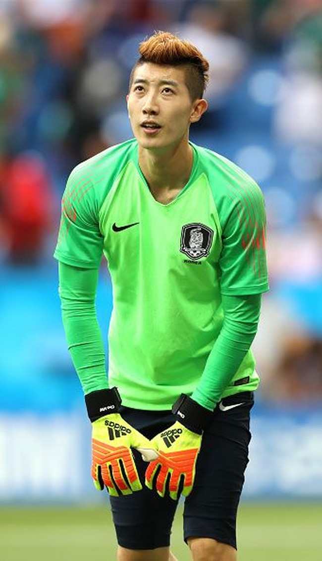 Cho Hyun Woo adalah kiper Korea Selatan yang berlaga dalam pertandingan melawan Jerman, Rabu, (27/6/2018). Hyun Woo menjadi sosok heroik yang dianggap menyelamatkan timnas Korea sehingga melaju ke babak berikutnya. Foto: Getty Images