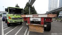 Terlihat truk kontainer itu terbagi dua bagian depan dan belakang mobil. Diketahui belum ada korban luka dalam kecelakaan itu.