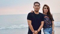 Sebelum menikah, Rizal dan Monica telah menjalin kasih selama tiga tahun. Rizal resmi melamar Monica pada 8 Mei 2018. Foto: Instagram Monica Imas