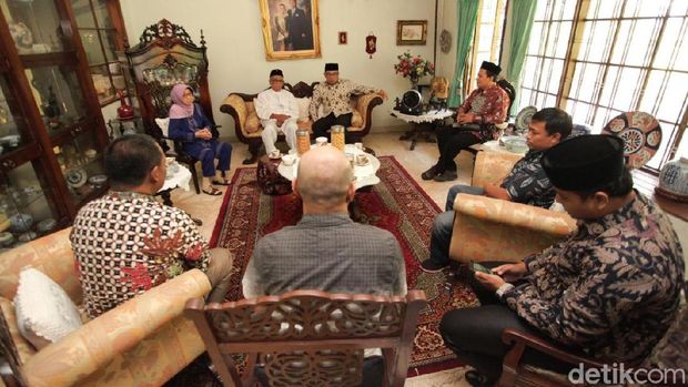 Kunjungi Mang Ihin, Ridwan Kamil Diminta Tidak Euforia Berlebihan