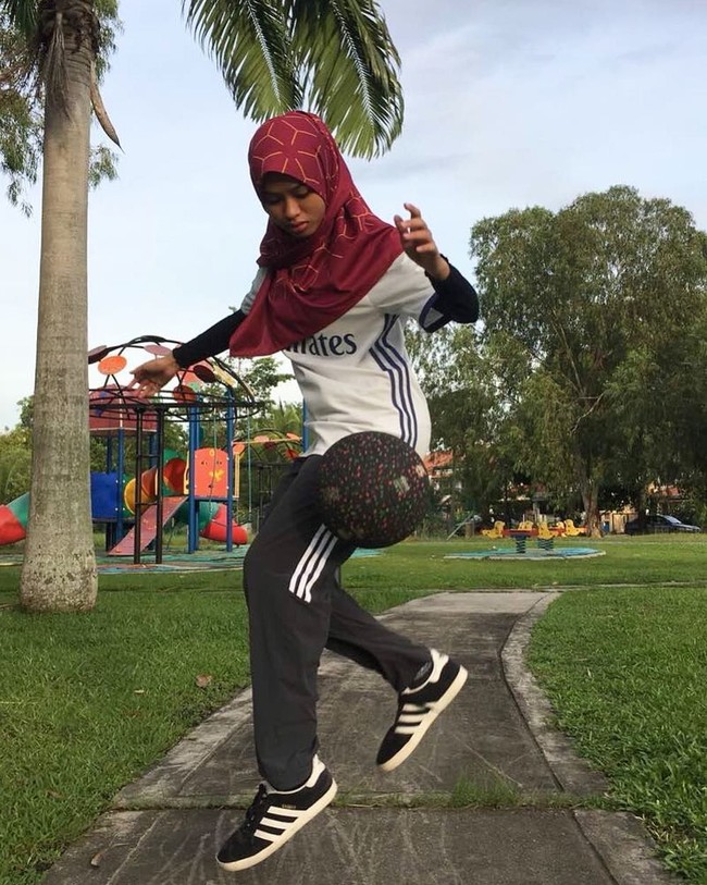 Di kesempatan lain, Nisa sering melakukan free style street ball dengan pakaian olahraga. Biasanya ia memakai kaos olahraga, celana training, dan hijab pashmina. Foto: Instagram/Qhouirunnisa
