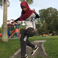 Di kesempatan lain, Nisa sering melakukan free style street ball dengan pakaian olahraga. Biasanya ia memakai kaos olahraga, celana training, dan hijab pashmina. Foto: Instagram/Qhouirunnisa