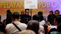 Antrean posko pelayanan SMA dan SMK terlihat mengular.