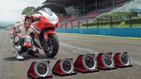 Alshah berfoto bersama motor dan juga trofi yang pernah dimenangkannya. Foto: Instagram Alshad Kautsar