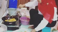 Begini gaya mantan Menteri Sosial itu saat sedang masak. Saat itu ia terlihat sedang membuat goreng tahu. Foto: Instagram jawatimur_kece  