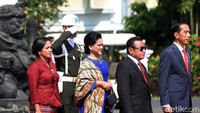 Ibu negara Indonesia dan Timur Leste saat mendampingi suaminya melakukan pertemuan.