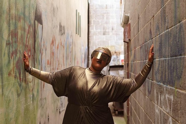 Untuk tampil modis, Leah V terlihat lihai memadupadankan busananya. Ia sangat jarang melakukan tabrak moif. Satu syarat utama untuk tabrak motif tanpa terlihat berlebihan, yaitu dengan memakai warna senada. Foto: Instagram Leah V