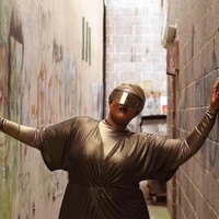 Untuk tampil modis, Leah V terlihat lihai memadupadankan busananya. Ia sangat jarang melakukan tabrak moif. Satu syarat utama untuk tabrak motif tanpa terlihat berlebihan, yaitu dengan memakai warna senada. Foto: Instagram Leah V