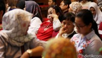Penampakan sejumlah warga yang datang ke posko pelayanan Penerimaan Peserta Didik Baru (PPDB) 2018.