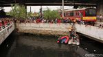 Proses Perburuan Buaya di Kali Grogol Jadi Tontonan Warga
