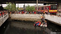 Penampakan warga memenuhi lokasi pencarian buaya di Kali Grogol.