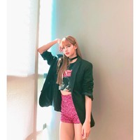 Rambut Lisa yang dicat pirang lebih sering digerai dengan tatanan sedikit bergelombang. Foto: Instagram