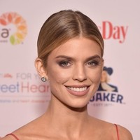 Bintang 90210 AnnaLynne McCord tak sengaja mengunggah foto dirinya di Twitter sedang berpose topless dengan puting payudara mengintip. Dia pun buru-buru menghapusnya dan menggantinya dengan foto yang sudah diedit. Foto: Getty Images