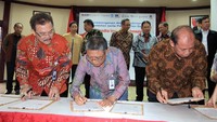 Turut hadir Dirut Perum Jamkrindo Randi Anto bersama Plt Dirut Asuransi Kredit Indonesia Sabdono, Plt.  Dirut  Jasindo Jasa Untung H. Santosa menandatanani penyertaan saham pendiriian Perusahaan private investment fund yang dinamakan nama PT Bandha Investasi Indonesia disaksikan Menteri BUMN Rini Soemarno dan pejabat Kementerian BUMN di Kementerian BUMN, Kamis (28/6/2018).