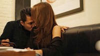 Sosok Monica Imas sempat mencuri perhatian netizen karena kecantikannya. Diketahui, Monica adalah seorang vokalis band The Sign dan juga karyawan di salah satu televisi. Foto: Instagram Monica Imas