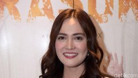 Dengan polesan lipstik merah muda, wajah Shandy Aulia tampak cantik natural. Foto: Pool/Noel/DetikFoto.