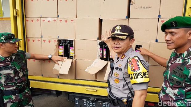 Digerebek Warga, Gudang di Sukabumi Simpan 7.200 Botol Miras