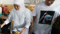 Lontong Kupang khas Sidoarjo juga disukai Khofifah. Ia terlihat serius sekali saat menyendok kuah sajian tradisional itu. Foto: Instagram khofifah.ip