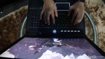 Soal layar, laptop gaming ini sudah mengadopsi layar bersolusi 4K untuk pengalaman bermain game yang maksimal.