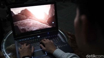 Seorang pekerja mengoperasikan laptop gaming terbaru Acer.