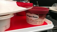 Tak lupa satu cup es krim Haagen Dazs disediakan sebagai hidangan penutup. Lezat! (Dina/detikTravel)
