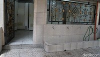 Di depan pintu masuk terdapat papan pengumuman kegiatan masjid dalam waktu dekat. Beberapa langkah kemudian traveler bisa melihat ke dalam ruangan masjid beberapa baris tikar salat memanjang di sekitar ruangan (Syanti/detikTravel)