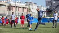 Kunjungan Pangeran William ke Israel dan Palestina dijelaskan bukan untuk tujuan politik. Kunjungannya ini adalah untuk melihat kedua daerah yang masih berkonflik itu. William pun menyempatkan diri mengunjungi Distrik Jaffa di Tel Aviv untuk bermain sepak bola dengan anak-anak di distrik tersebut. Heidi Levine/Pool via Reuters.