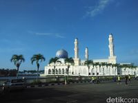 Masjid terapung ini memiliki kemiripan dengan Masjid Nabawi di Madinah (Afif/detikTravel)
