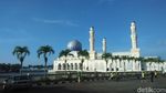 Foto: Masjid Terapung di Malaysia yang Ternoda