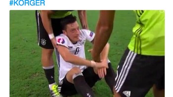 Ozil yang sedih sampai harus dipaksa pulang ke Arsenal. Foto: istimewa