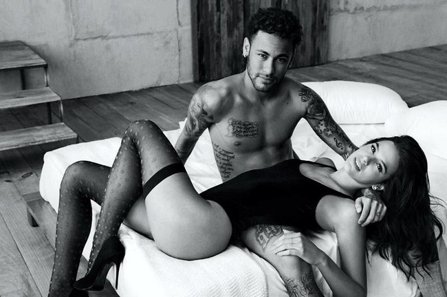 Hanya berbalut busana minim, Neymar Jr. dan sang kekasih memberi pose mesra di atas ranjang dalam sebuah sesi pemotretan. Jangan iri ya guys. (Foto: Instagram)