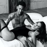 Hanya berbalut busana minim, Neymar Jr. dan sang kekasih memberi pose mesra di atas ranjang dalam sebuah sesi pemotretan. Jangan iri ya guys. (Foto: Instagram)