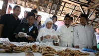 Bulan April lalu, politisi berusia 53 tahun itu berkunjung ke salah satu pembuat Wingko Babat. Wingko babat merupakan kue tradisional khas Lamongan yang terbuat dari tepung ketan, santan, dan gula. Foto: Instagram khofifah.ip