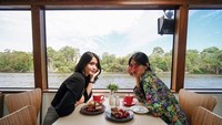 Kalau ini pose manis Ana saat makan siang di pinggir sungai. Makin istimewa karena ia ditemani sahabatnya, Alika Islamadina. Apa ya menu pilihan mereka? Foto: Instagram anaoctarina