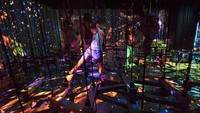 Menariknya, semua karya tersebut diciptakan dari jaringan 520 komputer dan 470 proyektor hologram canggih (@teamlab_borderless/Instagram)