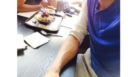Lee mengisi posisi bek timnas Korea di laga Piala Dunia 2018. Ini gaya Lee saat makan bingsu atau es serut Korea dengan temannya. Foto: Instagram young_lee2